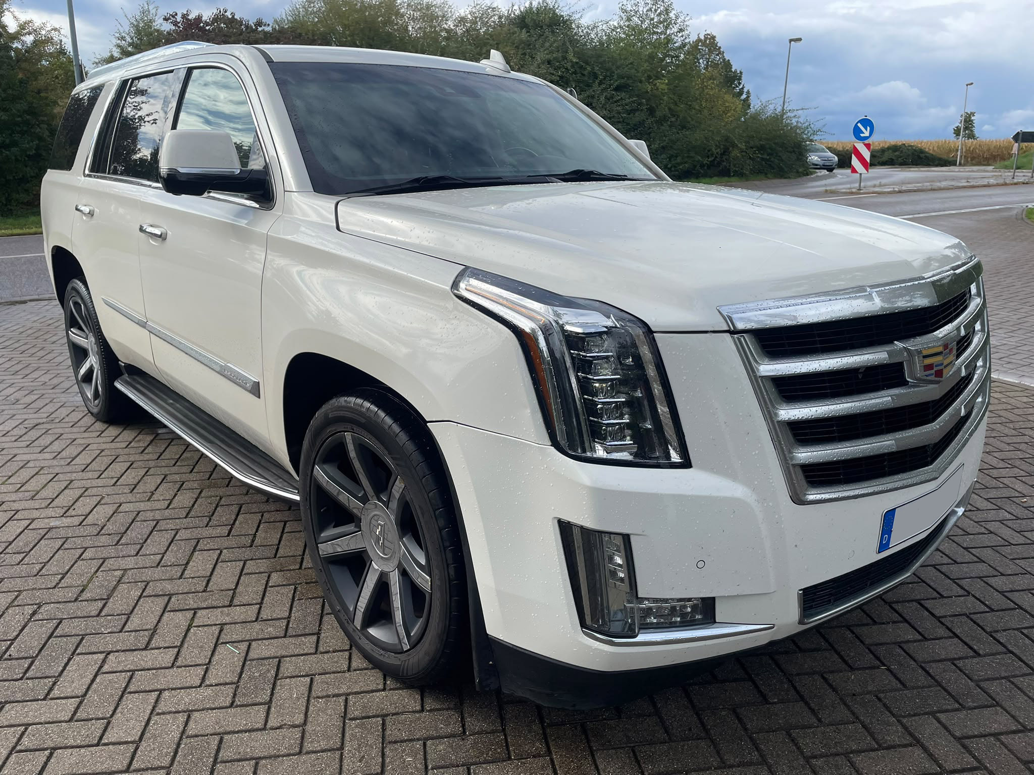 Weißer Cadillac Escalade