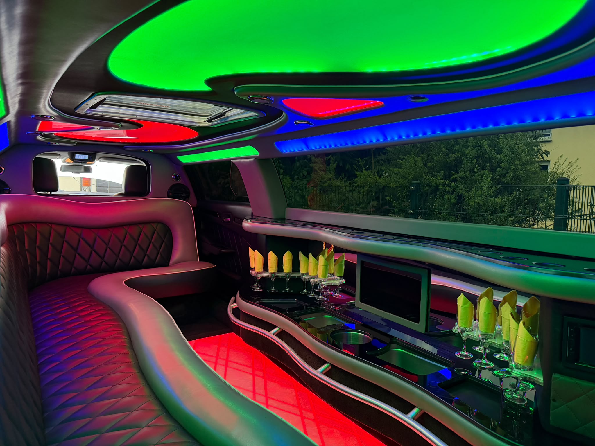 Innenraum der Chrysler 300 mit LED-Lichthimmel und Bar