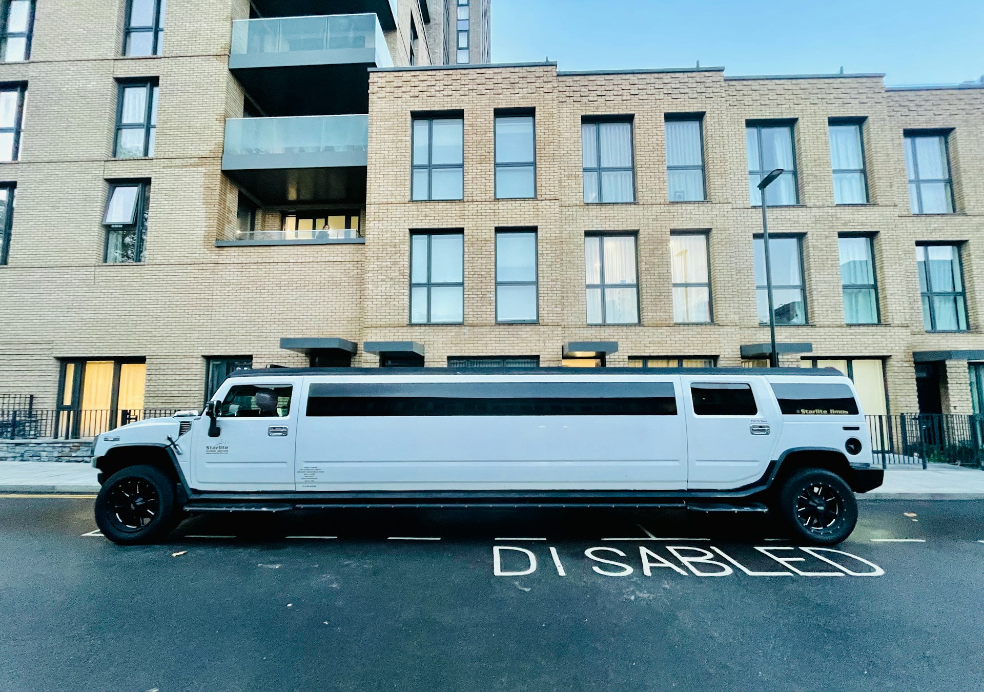 Weiße Hummer H2 Stretchlimousine